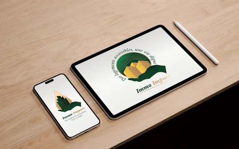 Logos Immo Impact verts et dorés présentés sur tablette et téléphone